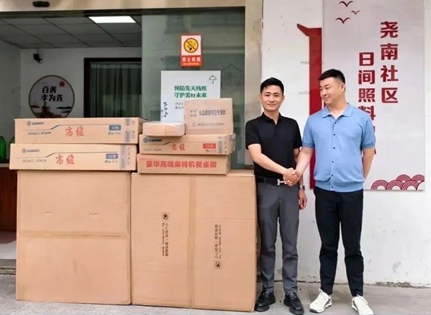 苏州华轩餐饮给尧南社区日间照料中心老人们送“快乐神器”啦！